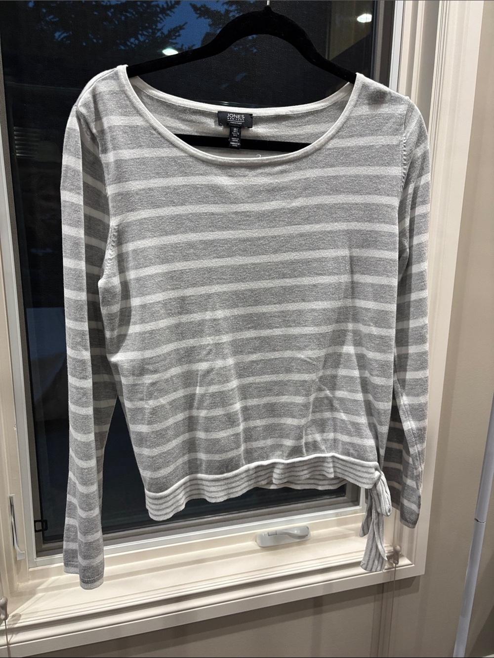 Jones New York Light Gray & White Striped Tie-Hem Long Sleeve Top